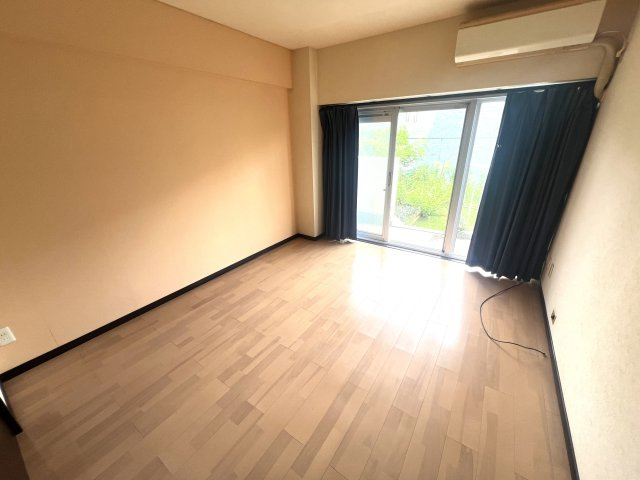 約7.1帖の洋室です。日当たりも良好で、とても明るい印象のお部屋です。　画像はイメージ図になり、現況は家具の設置がございます。