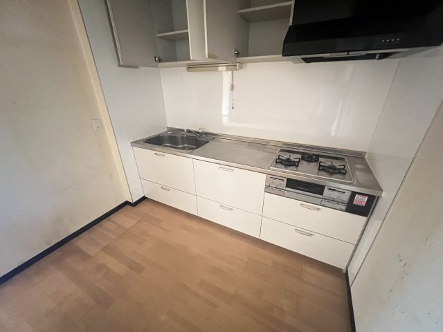 収納豊富なキッチンとなっております。　画像はイメージ図になり、現況は家具の設置がございます。