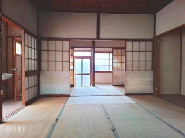 縁側や土間など、日本の伝統を感じる趣のある雰囲気で心が落ち着く空間です。