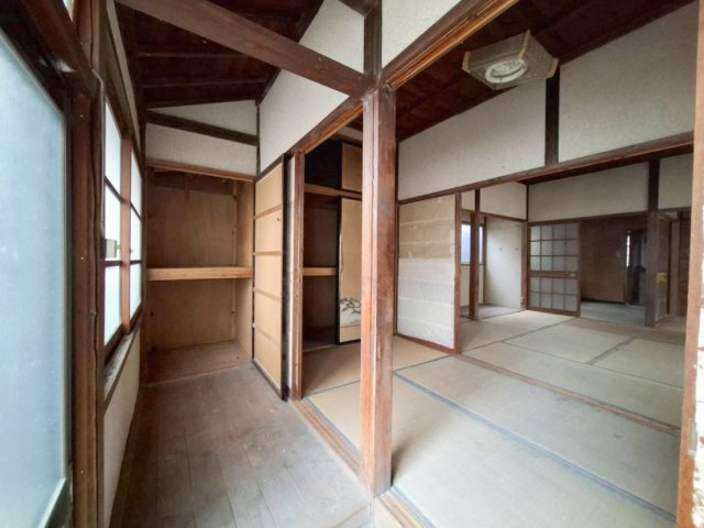 玄関脇の板の間。玄関から近いところに収納があるので便利。