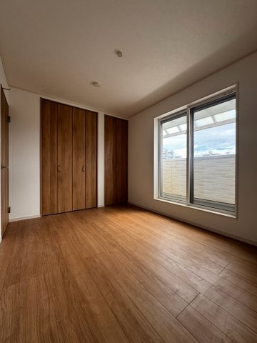 約6帖　バルコニーに面した明るい洋室です。