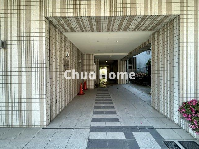 【エントランス】マンションのエントランスは、その物件の印象を決める、顔とも言える場所です。毎日通る場所ですからきれいなのが一番です。