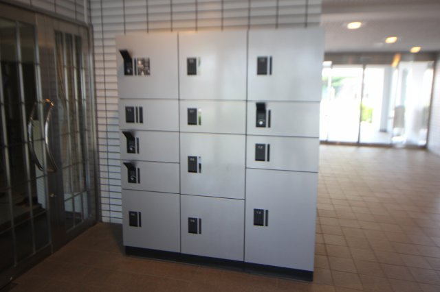 マンション1階のロビー内には大きな宅配ボックスもご用意！留守でも荷物を受け取れます