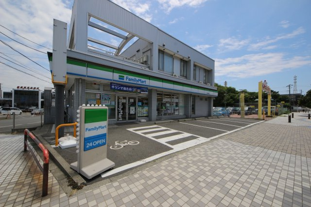 道路のはす向かいにファミリーマートがあり、お買い物に便利です