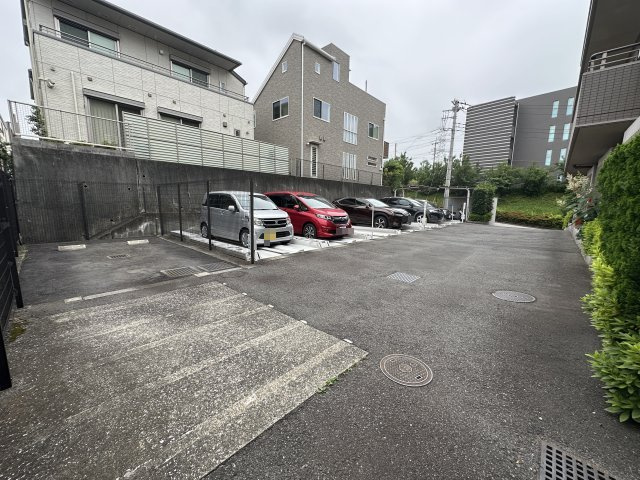 駐車場の空き状況については、その都度、確認いたしますのでお気軽にお聞きください。