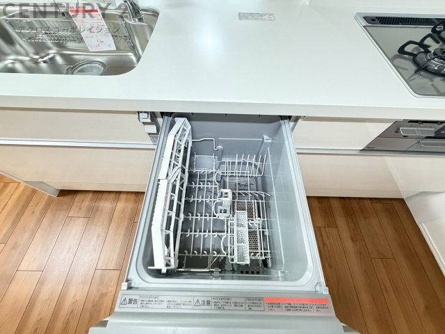 食器洗浄乾燥機は手洗いに比べて時間や労力を節約できます。また、高温のお湯で洗浄されるため、雑菌や細菌を殺菌する効果もあります。さらに、乾燥機能があるため、手で拭く手間も省け衛生的に保管できます。