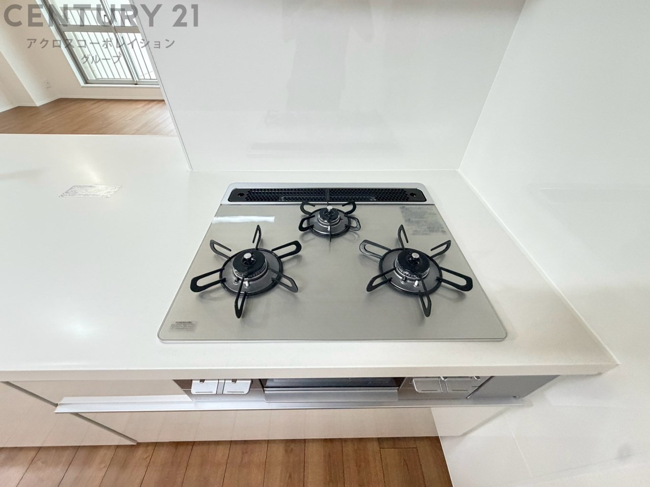 多数の調理器具を同時に使用でき、料理の効率化が可能。省エネで節約になり、様々な料理スタイルに適応できます。また、火力調整が独立しており、手入れや掃除もしやすく、今よりもっとお料理が楽しくなるかも。