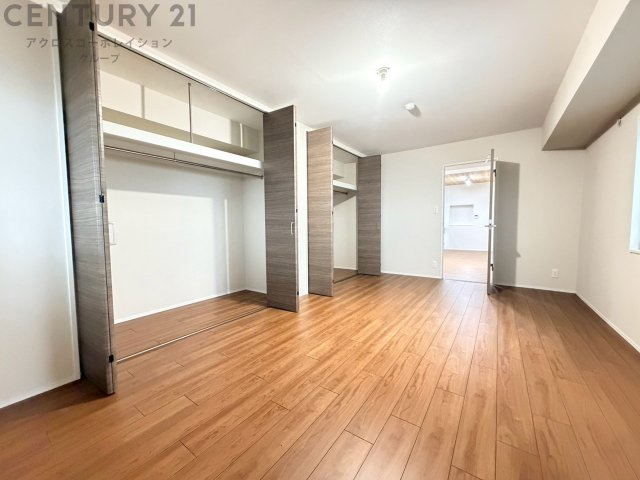子供部屋…創造性や成長を促す遊びの空間を提供。学習や趣味に集中できる環境を整えます。個別のプライベートスペースは自己表現と自立心を育み、心地よい睡眠環境を整えリラックスできる場所を提供。