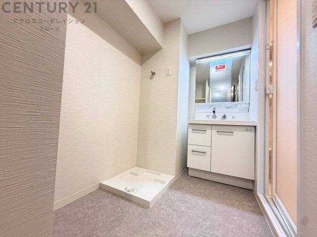 衣服の収納や脱ぎ着や整理整頓がしやすく、湿った衣類を乾燥させるスペースがありカビや臭いの発生を防ぎます。床の汚れを他の部屋に持ち込まず清潔を保つことができます。また快適な入浴環境の整備にも役立ちます。