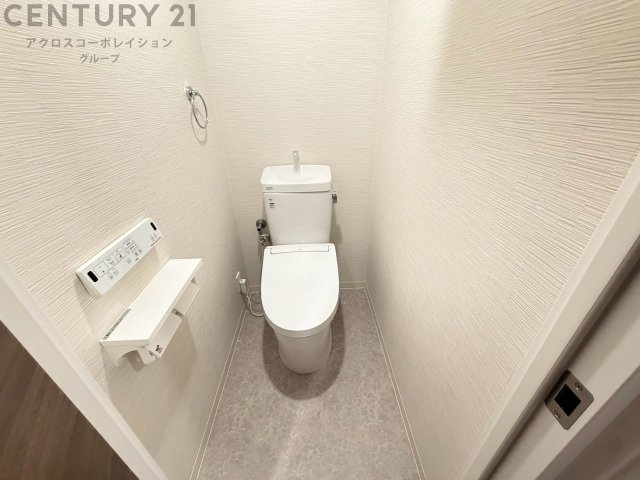 温水洗浄便座付トイレは温水洗浄機能により、暖かい水でおしりを洗浄することができ、冷たい水を使う従来の便座に比べ、温水洗浄機能で暖かいトイレを提供し、快適な使用を可能にします。