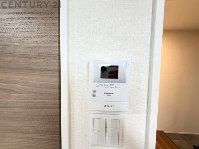 訪問者が来たときにテレビ画面で確認できるため、安心してドアを開けられます。録画機能があるものもあり、留守中に来訪者を記録しておくことができます。利便性が高く、セキュリティ面でも安心です。