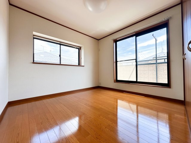 【洋室】全室南向きの2面採光で室内はとても明るく、風通しも良好です。断熱や遮音に優れたペアガラスを採用しております