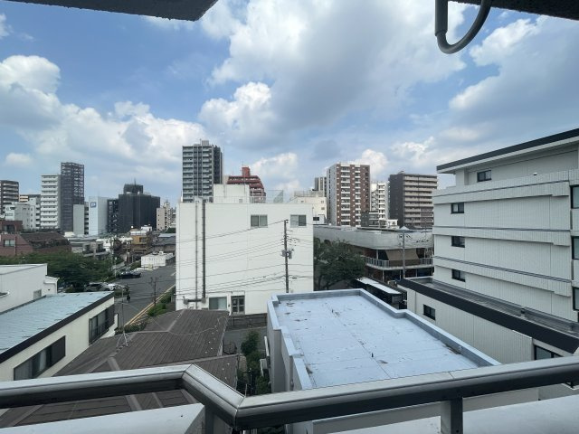 東向きで陽当たり良好のバルコニーです。