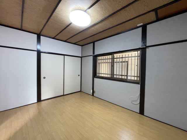 【1階洋室/約6.0帖】玄関横に配置された洋室。独立性があるため、ゲストルームや書斎など多目的に使えそうです。