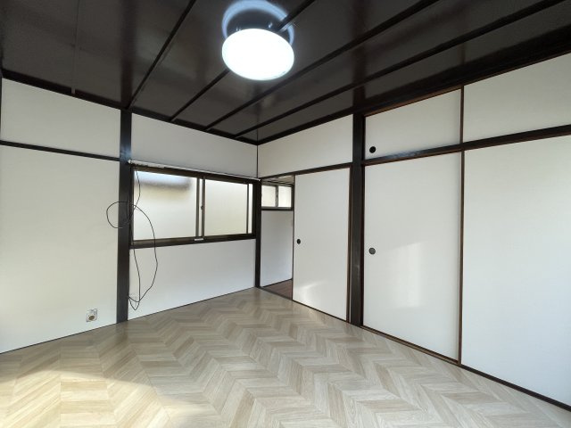 【2階洋室/約6.0帖】ベッドやデスクを置ける広さがあり、子ども部屋としても活用できそうです。