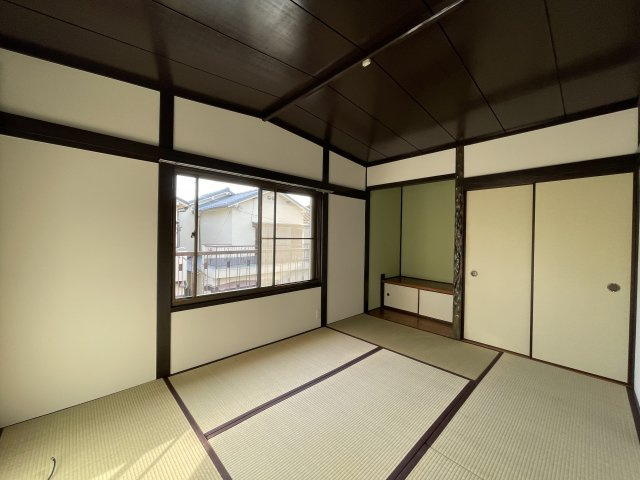 【2階和室/約6.0帖】寝室として使いやすそうな約6.0帖の和室。押し入れ付きのため、寝具もすっきりと仕舞えます。