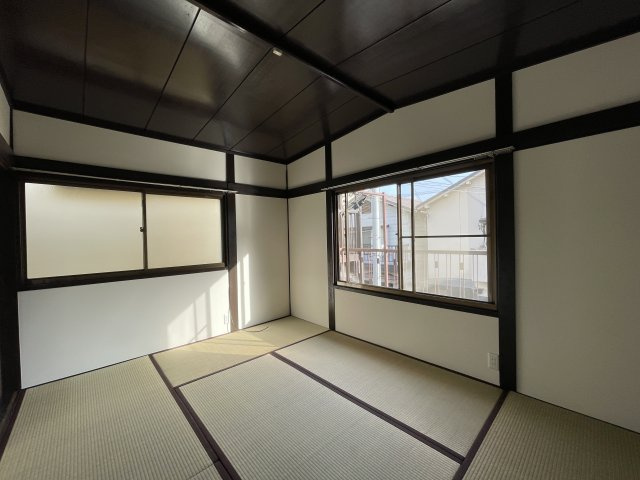 【2階和室/約6.0帖】和の趣が魅力的な和室も備わっています。床の間が備わっており、季節の花や掛け軸などを飾ってお楽しみいただけます。