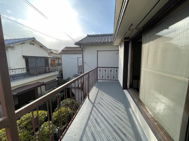 【バルコニー】日当たりが良い南向きのバルコニー。天気が良い日には、洗濯物が良く乾きそうです。