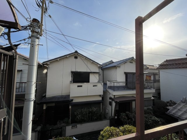 【物件からの眺望写真】南側道路(私道)に面しています。低層な住宅が建ち並ぶエリアで、落ち着いた暮らしが叶います。