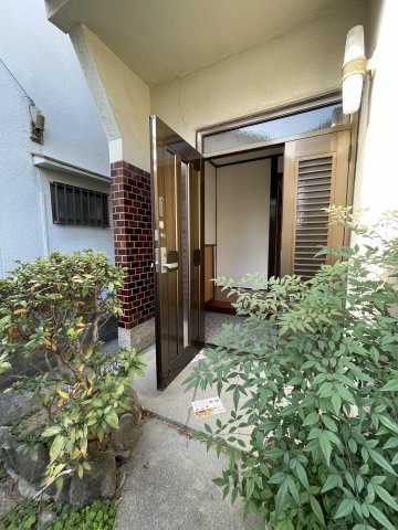 【玄関】玄関アプローチには植栽が植えられ、プライバシー性が高められています。モニター付きインターホンが設置され、防犯面にも配慮されています。