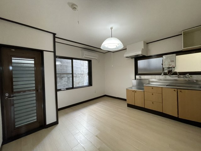 【ダイニングキッチン/約7.5帖】空間を有効に使える壁付けタイプのキッチン。ダイニングまでの動線が短いため、食事の準備や後片付けをスムーズに行えそうです。