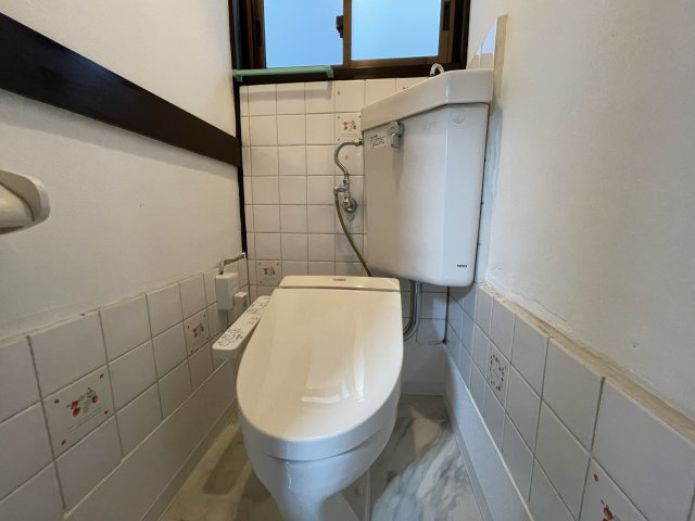 【トイレ】快適にご使用いただける温水洗浄便座付きのトイレです。手洗い器横にタオルホルダーが設置されています。