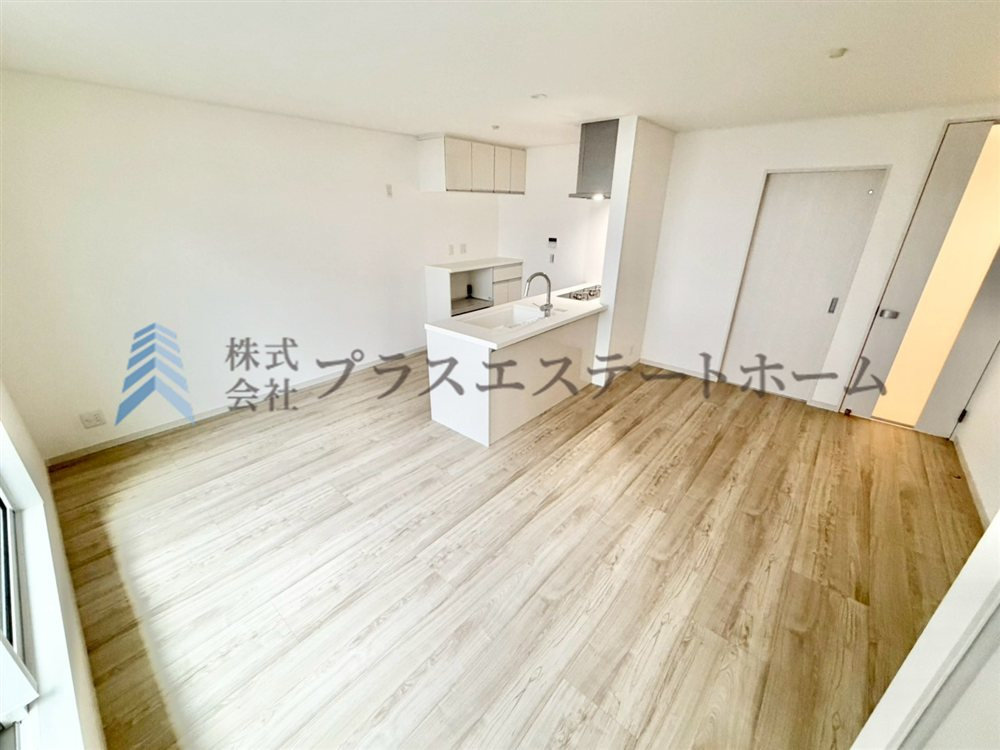 【同社施工事例】LDKは約15.1帖確保♪リビング横にバルコニーが隣接しており、大きな窓からの採光で明るい空間です♪