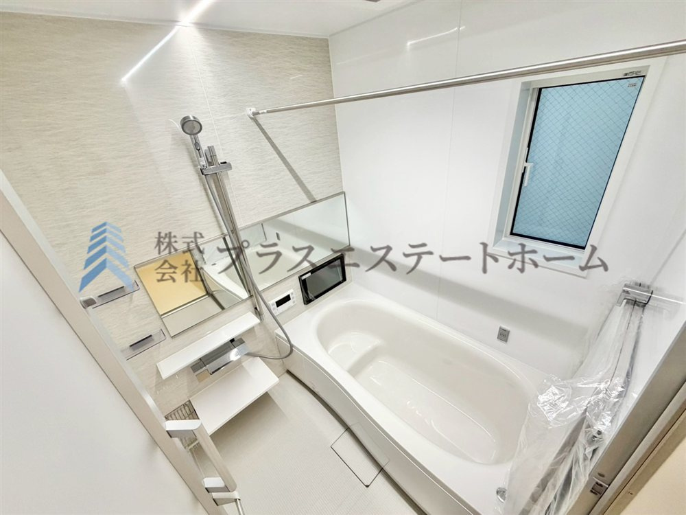 【同社施工事例】横長の鏡は浴室に個性的な印象を与え、より浴室を広く見せ開放的な空間を演出可能♪