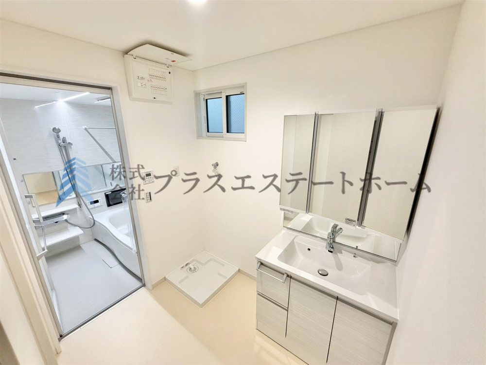 【同社施工事例】鏡裏とボウル下に収納スペースがあり、散らかりがちな洗面所もすっきりとお使い頂けます♪