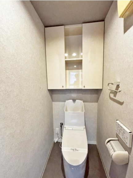 温水洗浄便座付トイレは温水洗浄機能により、暖かい水でおしりを洗浄することができ、冷たい水を使う従来の便座に比べ、温水洗浄機能で暖かいトイレを提供し、快適な使用を可能にします。　