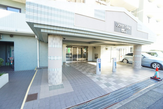 重厚感あふれるエントランスは、住まう方や訪れる人を上質に迎える空間。落ち着いたデザインと素材感が、建物全体の格を感じさせます。