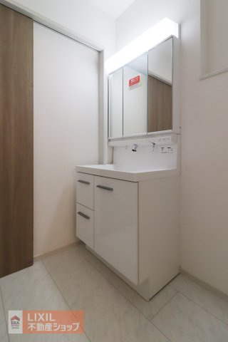 【洗髪洗面化粧台】現地完成写真。ご家族分もたっぷり収納できます！