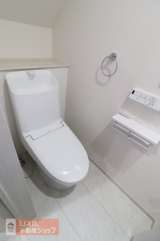 【トイレ】現地完成写真。温水洗浄暖房便座付き。