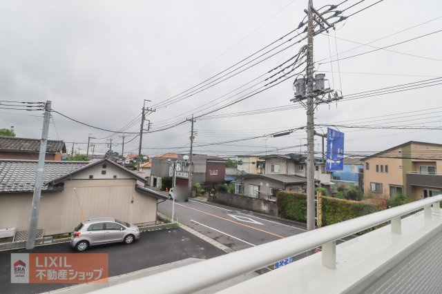 【建物からの眺望】現地完成写真。バルコニーからの景色。十分な間隔が確保されております。
