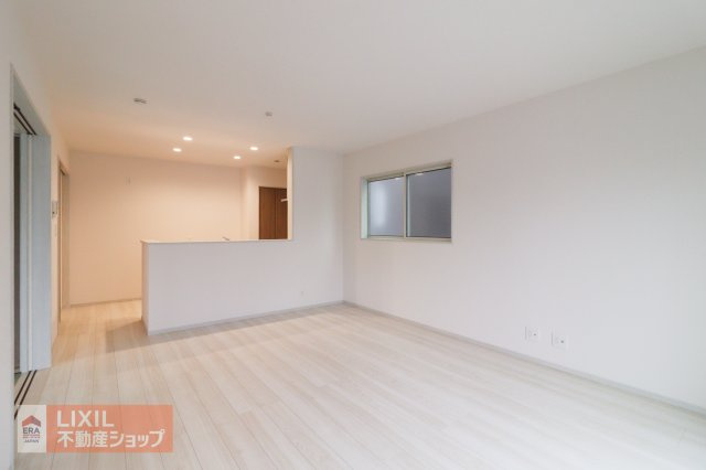 【リビングダイニング】現地完成写真。家族で過ごせるくつろぎの空間