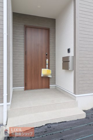 【エントランス】現地完成写真。ゆったりとした玄関。奥行きのあるポーチで雨の日も安心です。