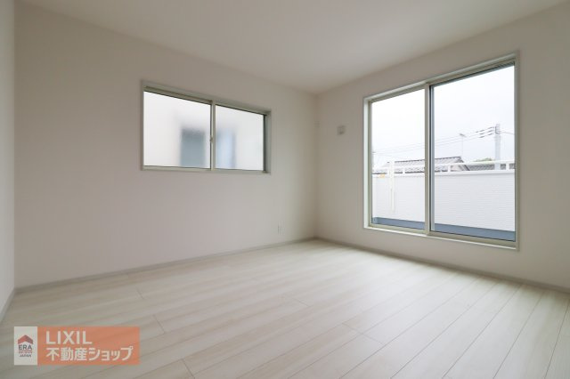 【寝室】現地完成写真。明るい採光の入る主寝室です。