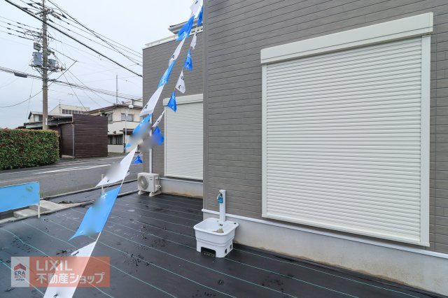 【防犯設備】現地完成写真。1階リビングには雨風の強い日にも役立つ防犯シャッターがついています。