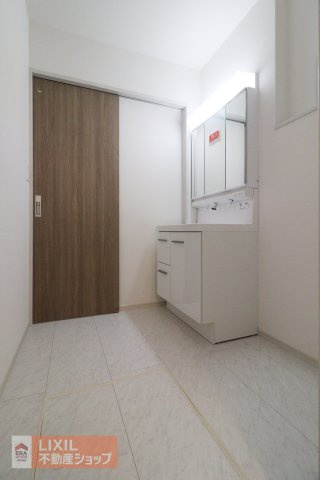 【脱衣所】現地完成写真。洗面脱衣所はゆったりとしたスペースで使いやすいです。
