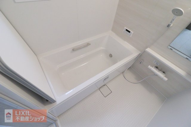 【浴室】現地完成写真。一坪風呂でお子様と一緒でもゆったりと寛げます。