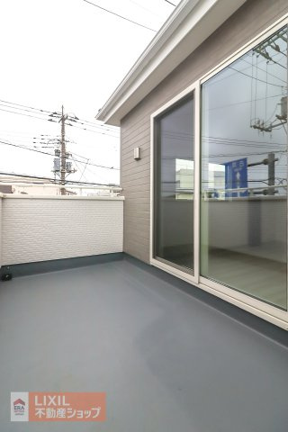 【バルコニー】現地完成写真。広々バルコニーでお布団や洗濯物がたくさん干せます♪