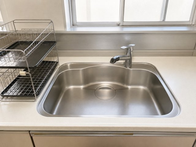 広々としたシンクを採用しておりお鍋や食器も洗いやすい使い勝手の良いキッチンです。窓付きの為自然光が差し込み明るく開放感のある空間を演出。水切りラックも設置しやすく、毎日のお料理や片付けを快適に行えます