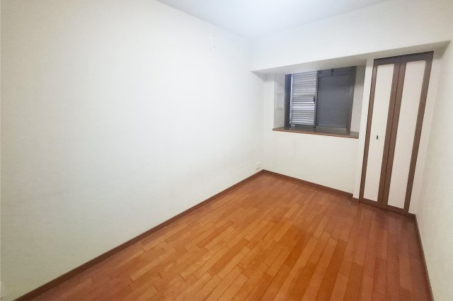 洋室2：壁一部クロス貼替え済み。室内を広く見せてくれる出窓付き。