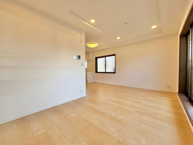 家族が自然と集まる、明るく開放的なリビング空間。　のんびりくつろげる、居心地のよさが魅力です。
