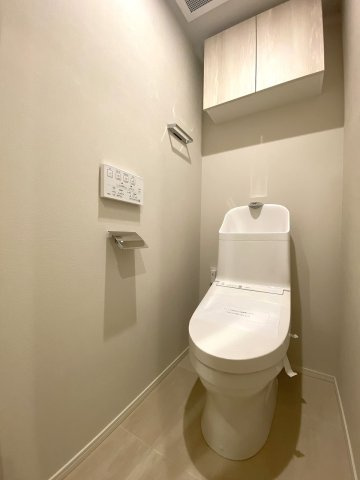 清潔感にあふれる新規交換済みのウォシュレット機能付きトイレです。快適なプライベート空間となっており、毎日の暮らしに安心感と心地よさをプラスします。お手入れも簡単で衛生的に保てます。
