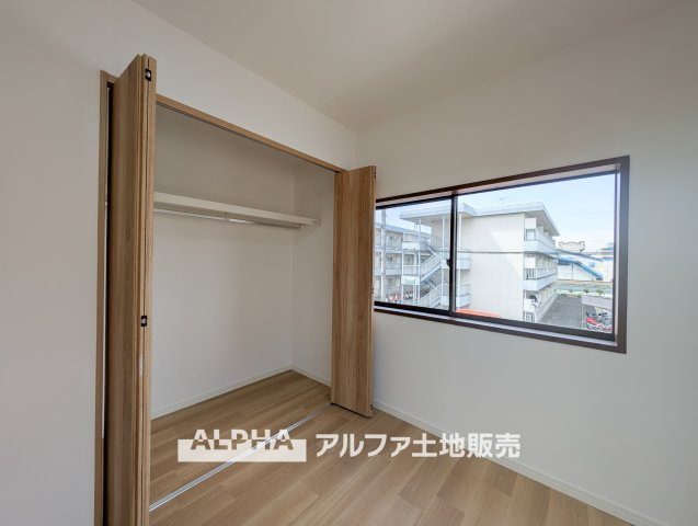 【multi　room】　◆多用途に使える一室◆収納やワークスペースとしても活用できる洋室。家族構成やライフスタイルに合わせて柔軟に使える空間です。