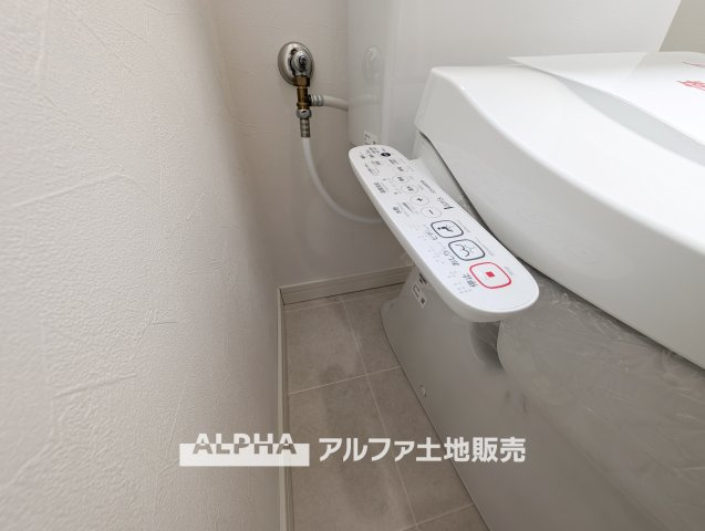【Warm　water　flush　toilet】　◆温水洗浄便座付きトイレ◆お掃除も楽々。快適に過ごすためには今や欠かせない設備の一つです。壁掛けリモコンで使いやすくいつでも清潔に保てます。