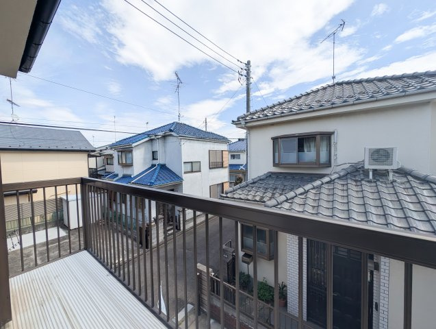 【Balcony】◆バルコニー◆日当たりの良いバルコニーは、洗濯物がよく乾くだけでなく、外の空気を感じながらひと息つける場所。暮らしに心地よい余白をもたらします。
