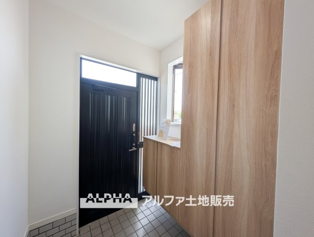 【Welcome　Space】　◆玄関◆帰宅時にほっとできる、穏やかな空気感の玄関。整った空間が日々の切り替えを自然にサポートし、来客時にも好印象を与えます。