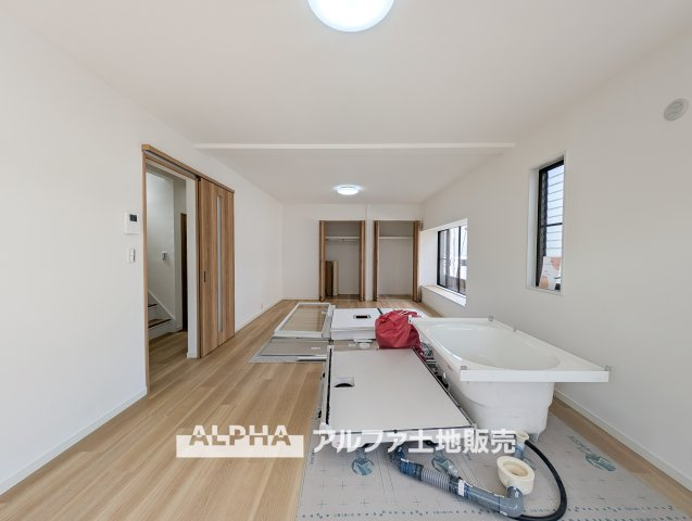 【bright　living】　◆光に包まれる時間◆やわらかな光が広がるリビングは、家族の時間も来客のひとときも心地よく演出。過ごすほどに、この場所が好きになっていく。
